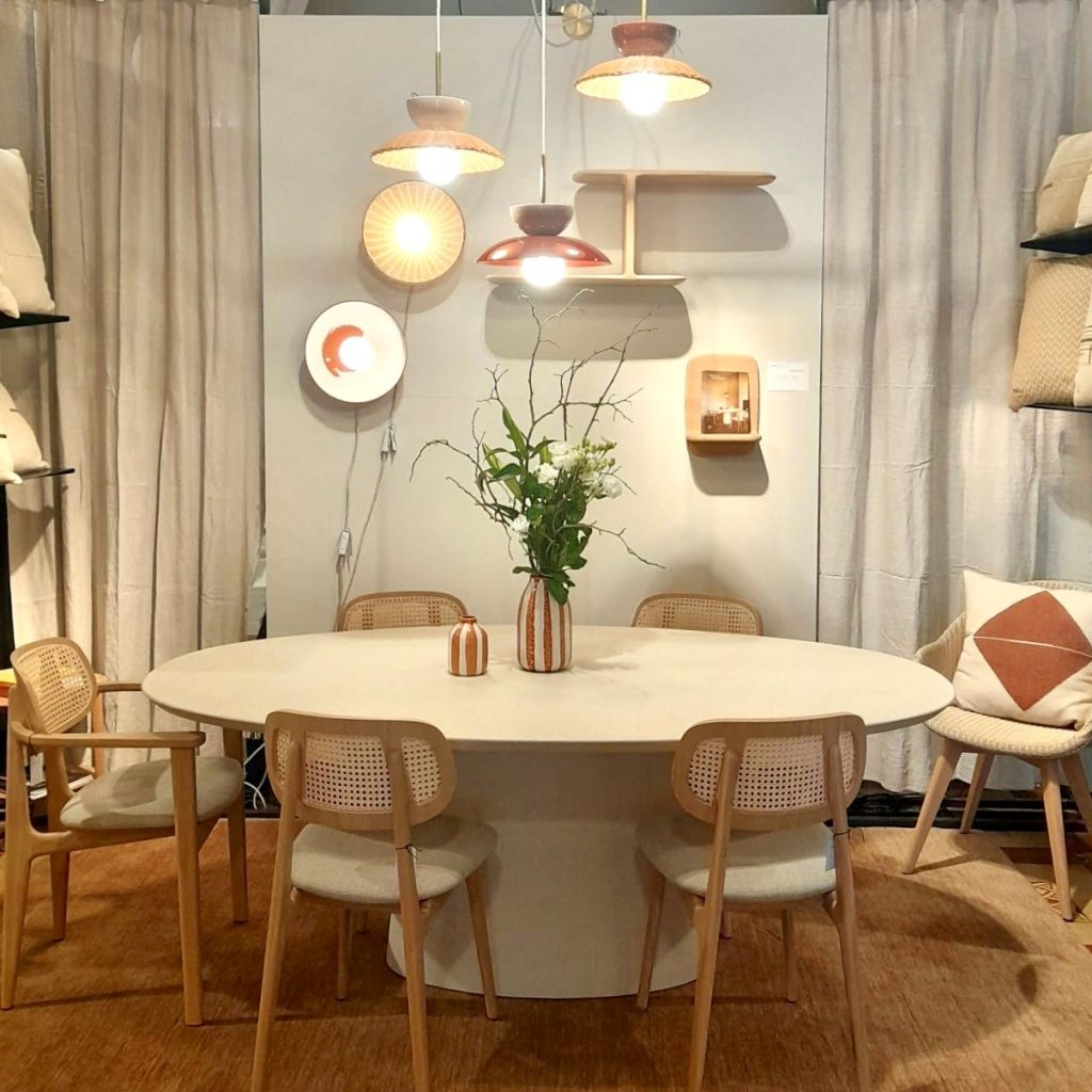Salle à manger avec table ronde et chaises en bois.