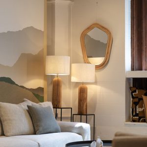 Salon moderne avec canapé et lampes en bois.